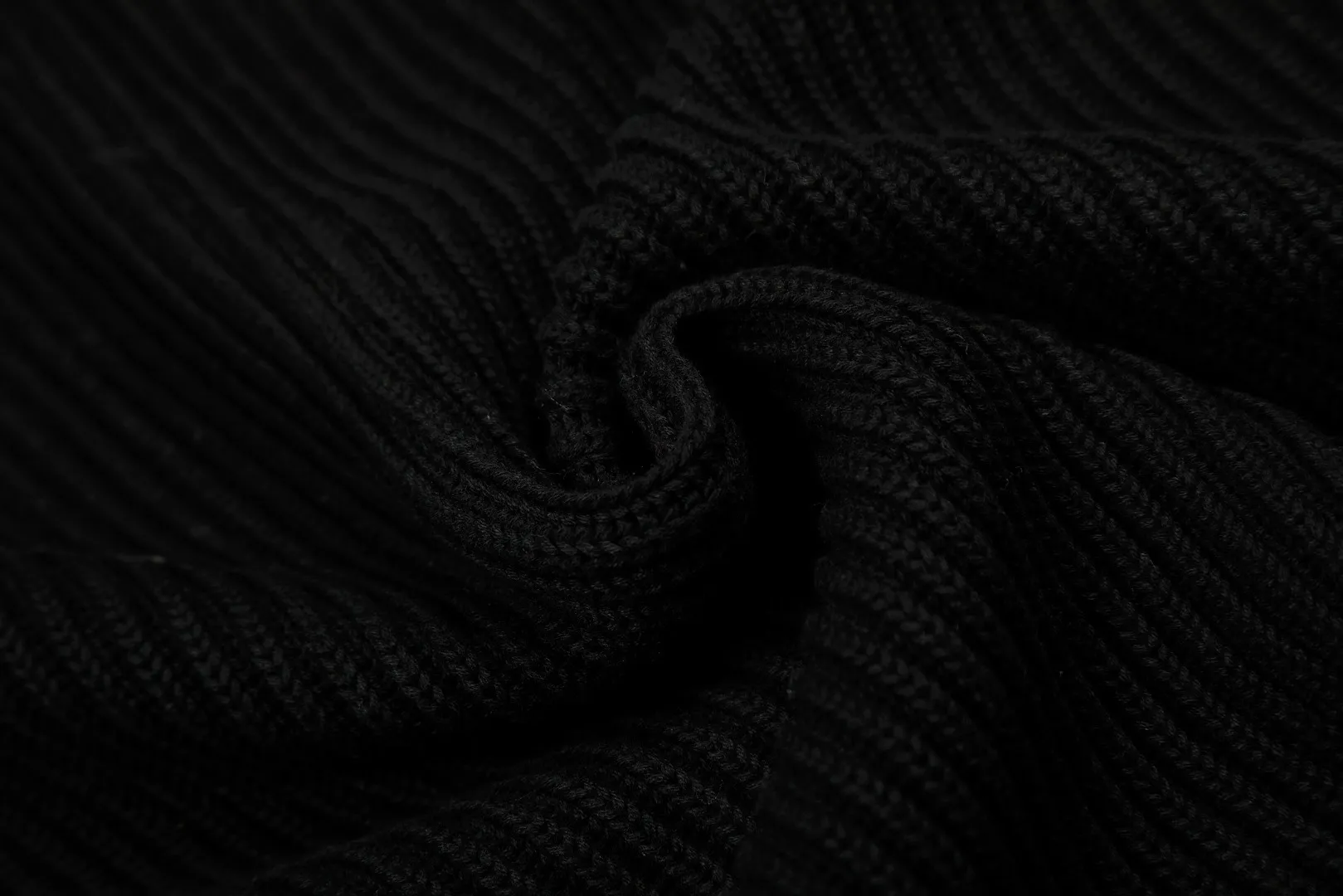 P300 top quality" Style number: DS051# (not off the shelves all year round) [Ralph Lauren large lapel solid color basic full zipper goddess style knitted cardigan] ✅Ralph Lauren Lazy large lapel double zipper classic goddess style knitted new coat ✅Main supplier platform live broadcast Wholesale entity Wholesale entity Replenish when out of stock Not off the shelf ✅ZP quality 1:1 version Scan the code to enter the GF website Counter quality ✅Details and quality are the only one in Guangzhou. Imported quality cotton yarn, focusing on high-end, cost-effective, good quality needless to say. ✅Restore the original version. The maximum size can be worn up to 160 pounds. Loose, comfortable and stress-free. ✅The upper body is simple and easy to put on. A must-have for goddess ootd. Good-looking clothes are never picky. A must-have for goddesses. Recommended for wardrobe. Size: S-XL. Color: black, white, gray, navy.